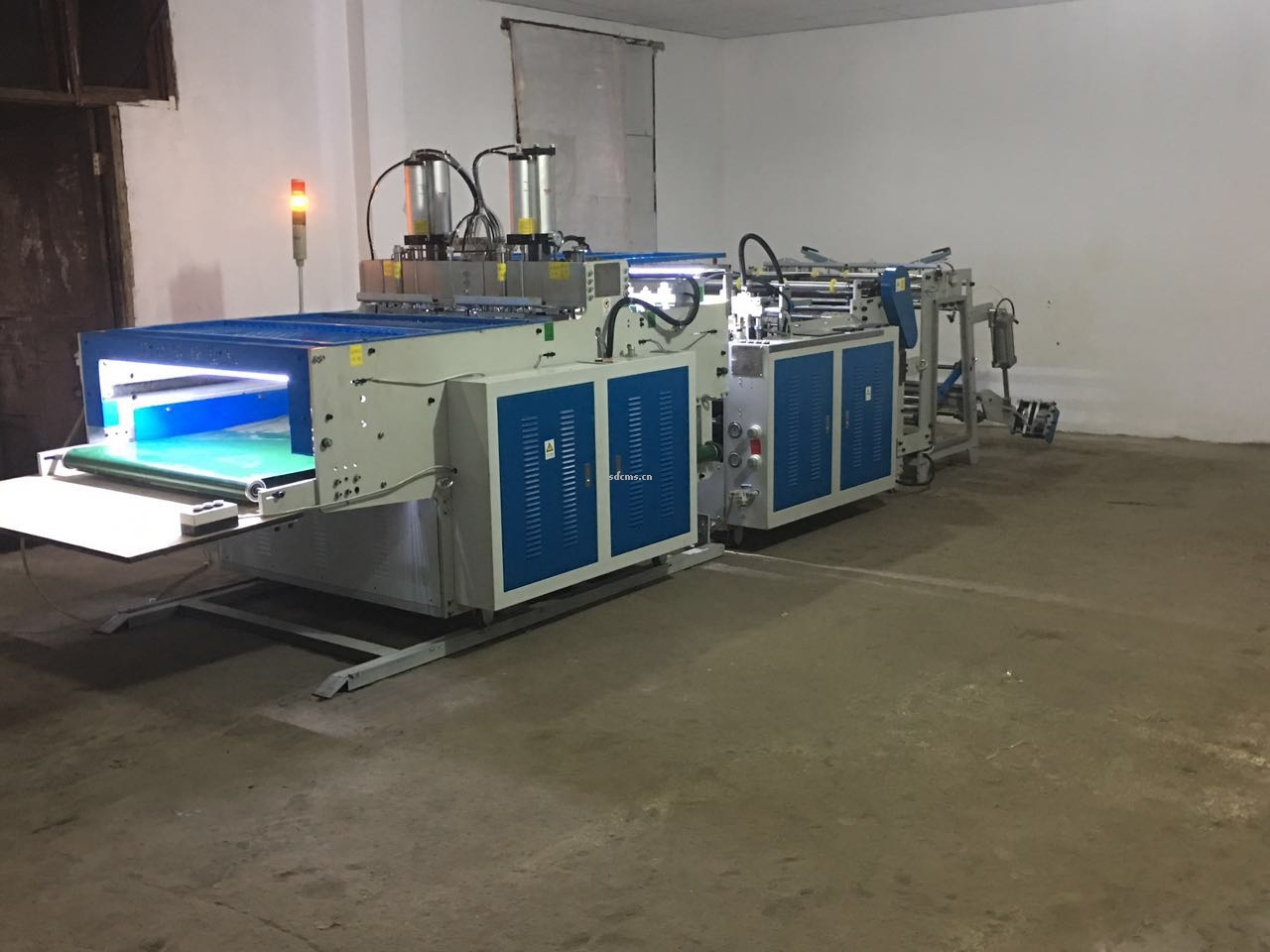 超高速制袋機 超市購物袋制袋機一、特點：本機以HDPE、LDPE筒膜為原料，是制作超市袋、背心袋、馬甲袋、市場袋的理想設備，本機具有節(jié)省人工、降低成本、一次成型、故障率低、產(chǎn)量高等特點，良好性能的色標跟蹤儀，使封切長度更準確，誤差更小。采用先進的電腦，長度調(diào)整方便，精確。