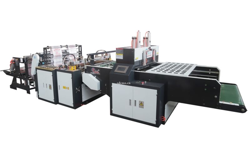 超高速制袋機 超市購物袋制袋機一、特點：本機以HDPE、LDPE筒膜為原料，是制作超市袋、背心袋、馬甲袋、市場袋的理想設備，本機具有節(jié)省人工、降低成本、一次成型、故障率低、產(chǎn)量高等特點，良好性能的色標跟蹤儀，使封切長度更準確，誤差更小。采用先進的電腦，長度調(diào)整方便，精確。